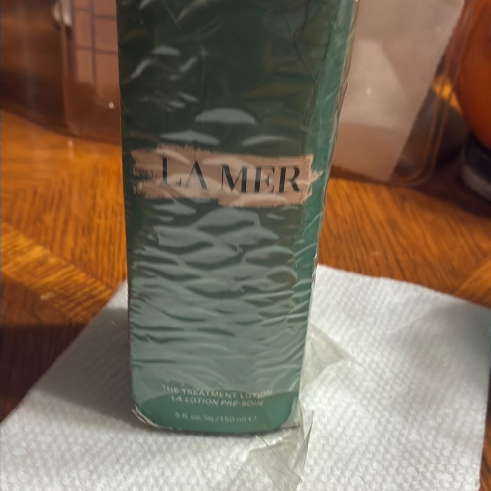 La Mer Skincare in Elegant Green Packaging package damaged but is new.